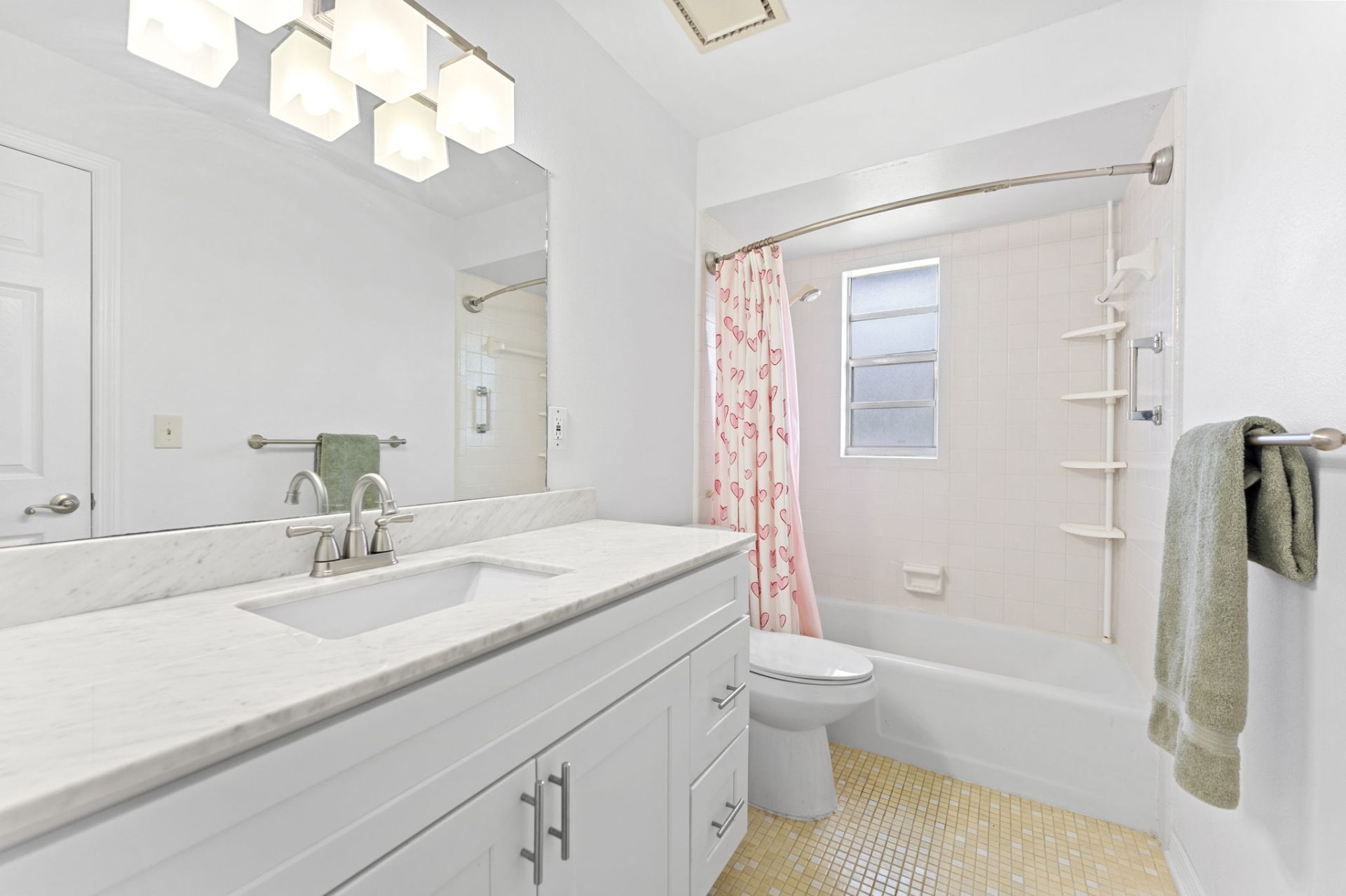 Guest bath with tub/shower combo
